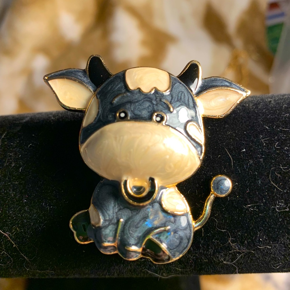 🐮Cute little cow necklace and pin 🐮